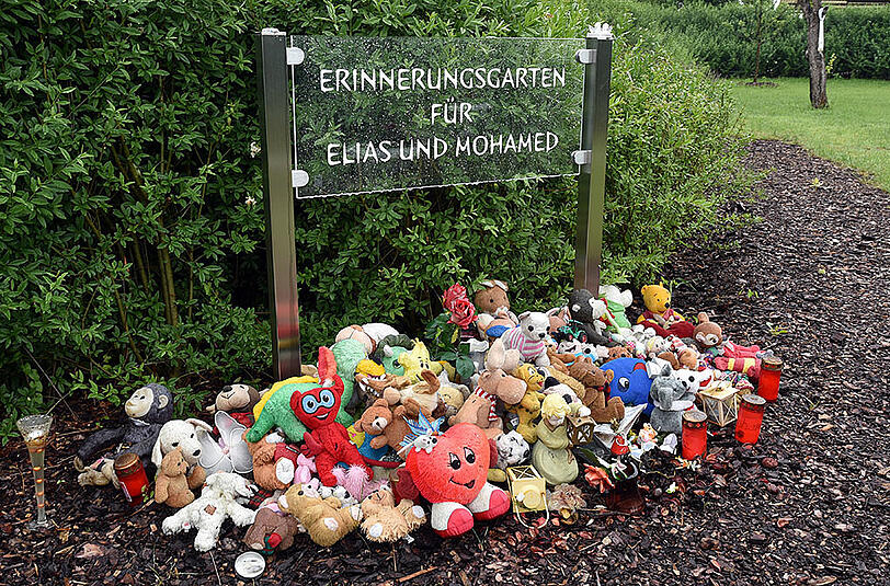 Eine Gedenktafel erinnert in dem Schrebergarten von Luckenwalde an die ermordeten Kinder Elias und Mohamed.