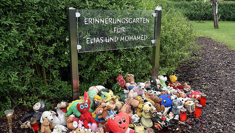 Eine Gedenktafel erinnert in dem Schrebergarten von Luckenwalde an die ermordeten Kinder Elias und Mohamed. Eine Gedenktafel erinnert in dem Schrebergarten von Luckenwalde an die ermordeten Kinder Elias und Mohamed.