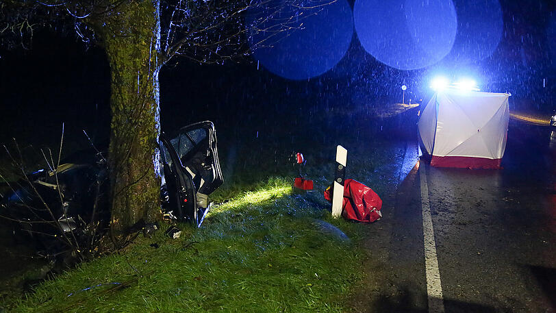 Schreckliche Bilder aus Icking: Der BMW kam von der Straße ab und prallte gegen einen Baum. Zwei 19-jährige Männer starben.