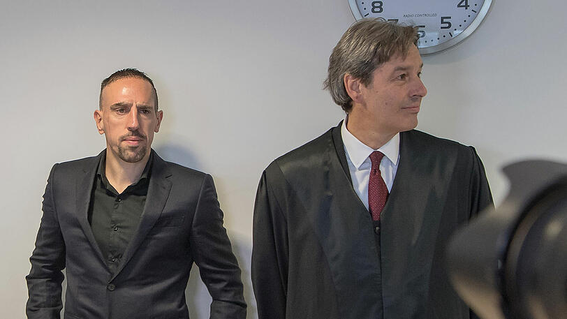 Franck Ribery (l) nimmt mit seinem Anwalt Gerhard Riedl den Platz auf der Anklagebank ein.
