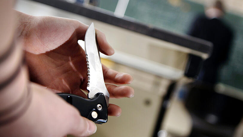 Der Mann soll am Freitagabend seine 50 Jahre alte Frau, die zwölfjährige Tochter und den zehnjährigen Sohn mit einem Messer attackiert und schwer verletzt haben. (Symbolbild) Der Mann soll am Freitagabend seine 50 Jahre alte Frau, die zwölfjährige Tochter und den zehnjährigen Sohn mit einem Messer attackiert und schwer verletzt haben. (Symbolbild)