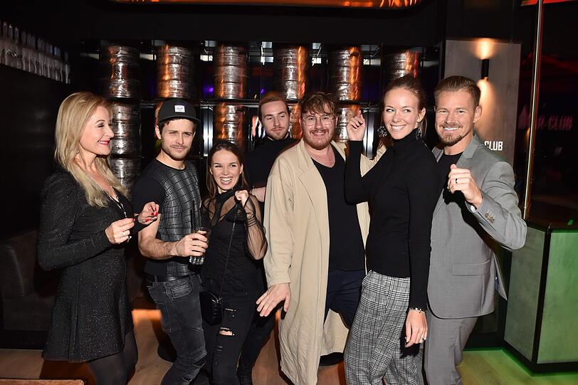 Barbara Osthoff, Darya Gritsyuk und Freund Philip Birnstiel, Felix Schindler, Florian Hüttner sowie Gregor Teicher mit Frau Stephanie