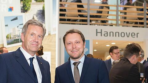 Messe-Geschäftsführer Stefan Rummel begleitete Wulff beim Rundgang auf der EXPO in München.