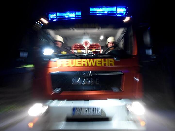 Ein Löschfahrzeug der Feuerwehr im Einsatz. Foto: Carsten Rehder/dpa/Archivbild