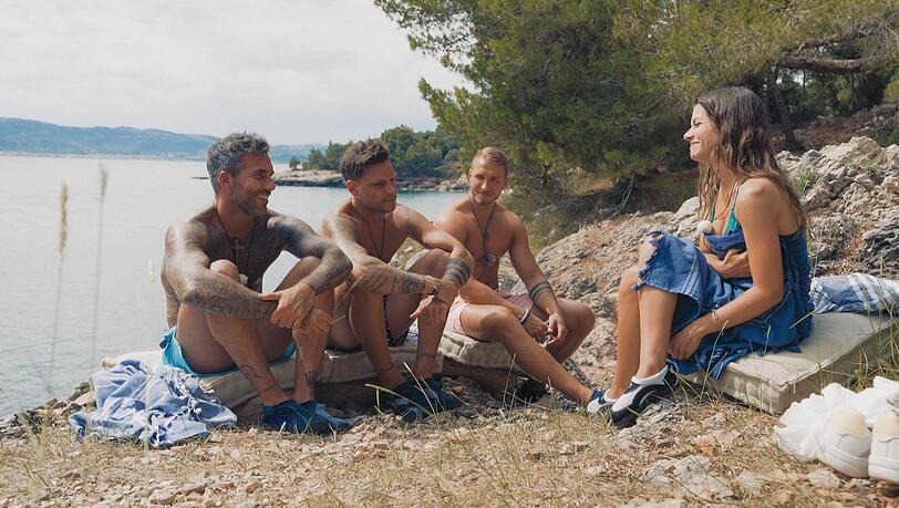 Bachelorette Maxime laufen die Männer weg! Hier sitzt sie mit Max, Dominik und Lars beim Gruppendate Bachelorette Maxime laufen die Männer weg! Hier sitzt sie mit Max, Dominik und Lars beim Gruppendate