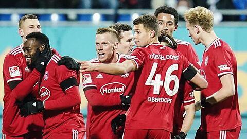 Düsseldorfs Torschütze Khaled Narey (2.v.l.) jubelt mit Mannschaftskollegen über das 3:0 gegen Darmstadt 98.