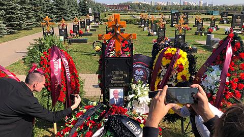 Dmitri Utkin wurde auf dem Föderalen Militärfriedhof bei Moskau beigesetzt.