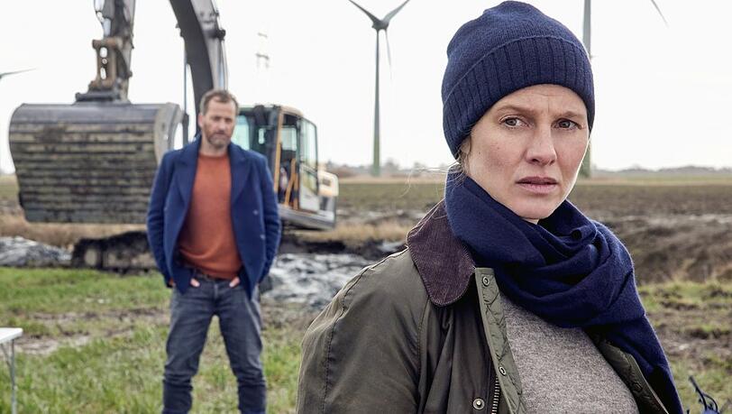 "Ostfriesenschwur": Kommissarin Ann Kathrin Klaasen (Picco von Groote, l.) und ihr Kollege Frank Weller (Christian Erdmann, h.) am Tatort.