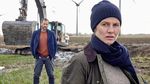 "Ostfriesenschwur": Kommissarin Ann Kathrin Klaasen (Picco von Groote, l.) und ihr Kollege Frank Weller (Christian Erdmann, h.) am Tatort.