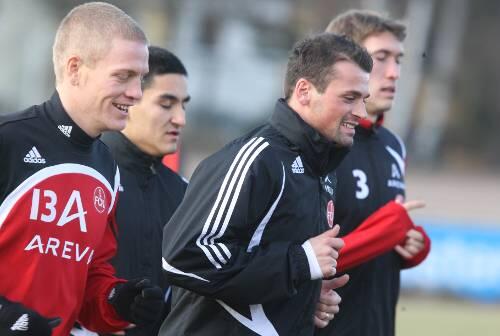 Setzte sich im Training gleich an die Spitze: Albert Bunjaku (2. von rechts) mit den FCN-Kollegen Stefan Reinartz, Ilkay Gündogan aus Bochum und Peter Perchtold (von rechts).