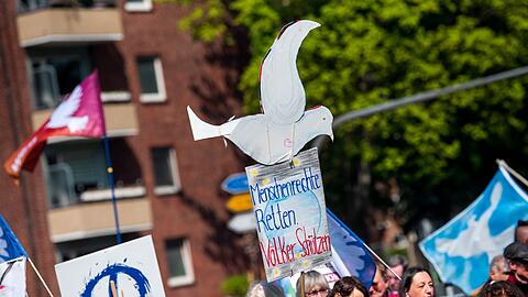 Die Teilnehmer der Ostermärsche - hier in Hamburg - wünschen sich weltweiten Frieden. Die Realität sieht anders aus.