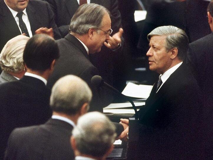 Gratulation an den Nachfolger, der nun ein spätes Lob von Helmut Schmidt an Helmut Kohl (l.) folgt
