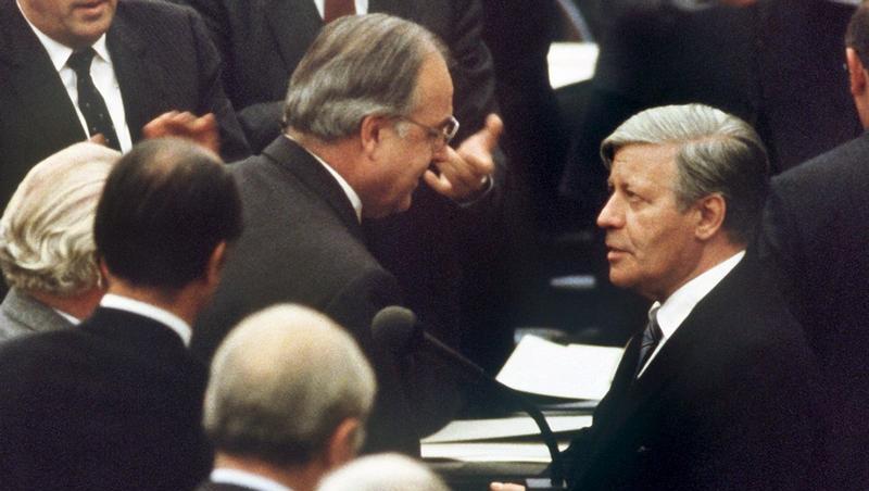 Gratulation an den Nachfolger, der nun ein spätes Lob von Helmut Schmidt an Helmut Kohl (l.) folgt Gratulation an den Nachfolger, der nun ein spätes Lob von Helmut Schmidt an Helmut Kohl (l.) folgt