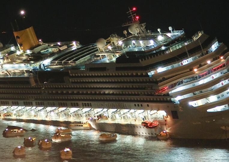 ...nahe der Insel Giglio auf Grund. Auf dem Kreuzfahrtschiff befanden sich...