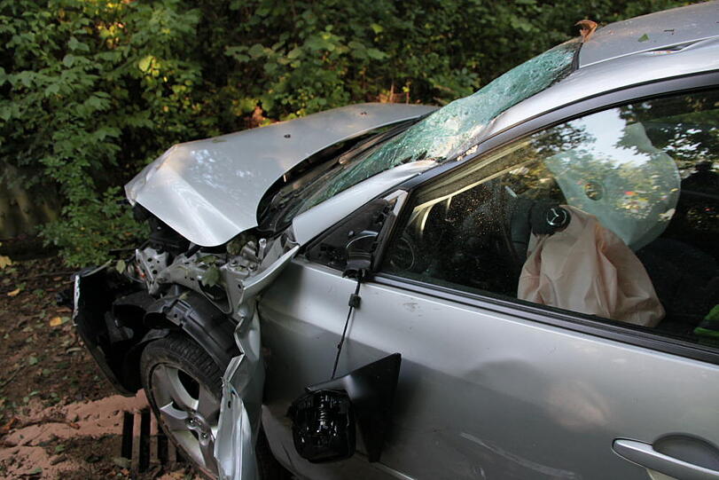 Von Muehldorf in Richtung Muenchen faehrt ein Mazda 3 mit Muenchner Zulassung. Auf Hoehe Haun kommt das Fahrzeug nach links von der fahrbahn ab und faehrt in eine kleine Baumgruppe. Danach stuerzt der PKW ca. 4 Meter die Boeschung hinab und kommt bei einer Unterfuehrung zum Stillstand. Der oder die Fahrerin wurde unbestimmten grades verletzt. Die Feuerwehren aus Heldenstein , Weidenbach und Lauterbach sowie das BRK sind vor Ort. Der Verletzte wurde vom BRK ins KH nach Mühldorf gebracht.