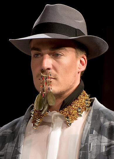 Fetter Nasenring, klassischer Hut: Gewagte Kombination.