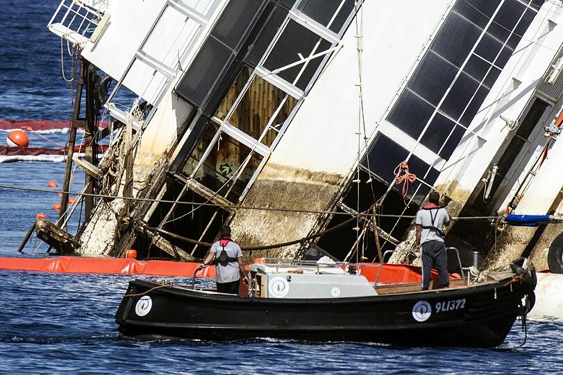 Die aufwendige Bergungsaktion der havarierten "Costa Concordia" ist angelaufen. Ganz langsam richtet sich das Kreuzfahrtschiff auf. Die Bilder von der spektakulären Bergung.