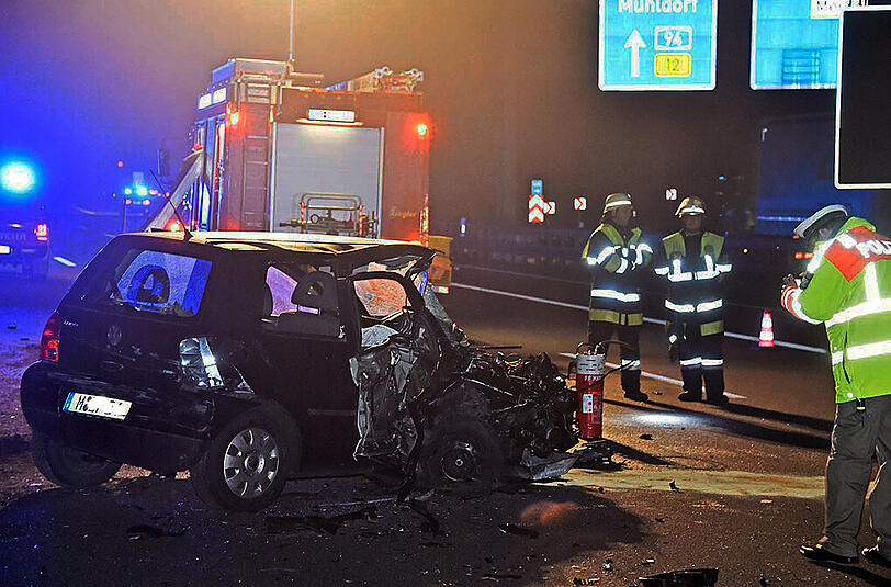 Unfassbar, aber der Fahrer dieses VW-Lupo konnte das Wrack nach dem Zusammenprall eigenständig verlassen.