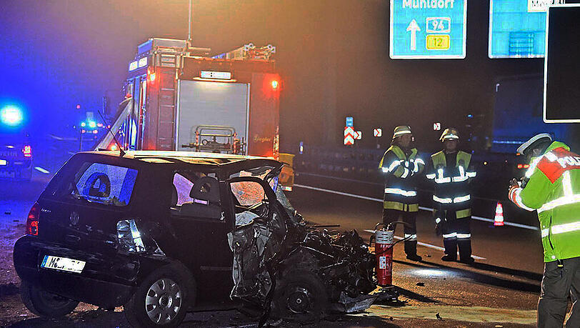 Unfassbar, aber der Fahrer dieses VW-Lupo konnte das Wrack nach dem Zusammenprall eigenständig verlassen. Unfassbar, aber der Fahrer dieses VW-Lupo konnte das Wrack nach dem Zusammenprall eigenständig verlassen.