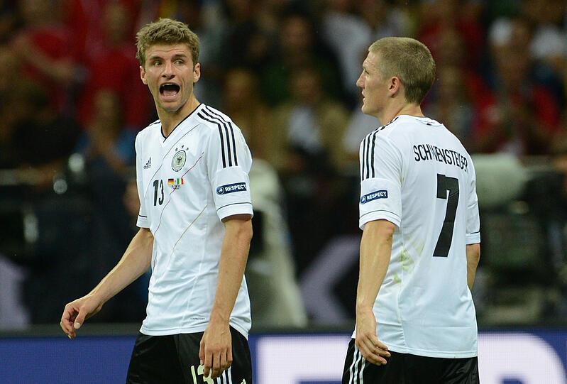 28. Juni 2012: Bastian Schweinsteiger und sein Bayern-Teamkollege Thomas Müller (links) nach der Halbfinalpleite gegen Italien bei der EM in Polen.