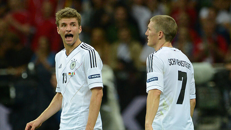 28. Juni 2012: Bastian Schweinsteiger und sein Bayern-Teamkollege Thomas Müller (links) nach der Halbfinalpleite gegen Italien bei der EM in Polen.