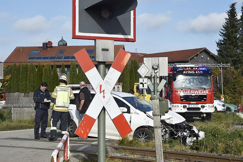 Der Mazda wurde von der S-Bahn erfasst und von den Schienen geschleudert. Der Fahrer hatte mehrere Schutzengel: Er erlitt nur einen Schock.