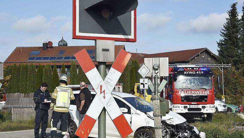 Der Mazda wurde von der S-Bahn erfasst und von den Schienen geschleudert. Der Fahrer hatte mehrere Schutzengel: Er erlitt nur einen Schock. Der Mazda wurde von der S-Bahn erfasst und von den Schienen geschleudert. Der Fahrer hatte mehrere Schutzengel: Er erlitt nur einen Schock.