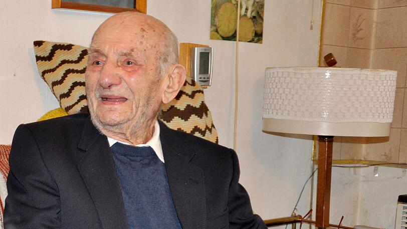 Der Jubilar Gustav Gerneth sitzt an seinem 110. Geburtstag am 15.10.2015 an einer gedeckten Kaffeetafel in seiner Wohnung in Havelberg (Sachsen-Anhalt).
