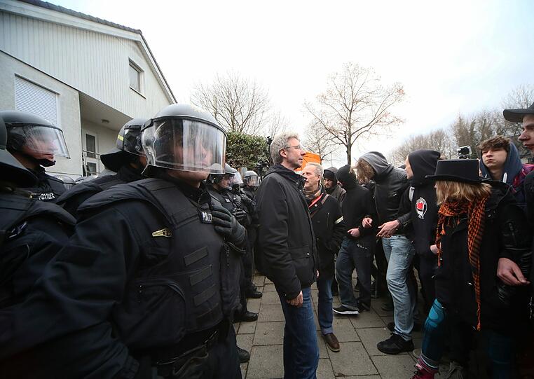 Rund 1000 Münchner haben im März gegen das "Braune Haus" in Obermenzing demonstriert.