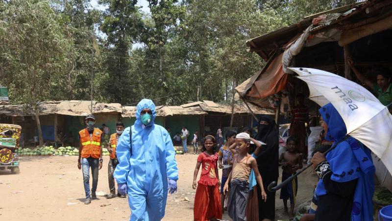 Ein Mitarbeiter des Gesundheitswesen im Flüchtlingslager Kutupalong, einem der größten der Welt. Ein Mitarbeiter des Gesundheitswesen im Flüchtlingslager Kutupalong, einem der größten der Welt.
