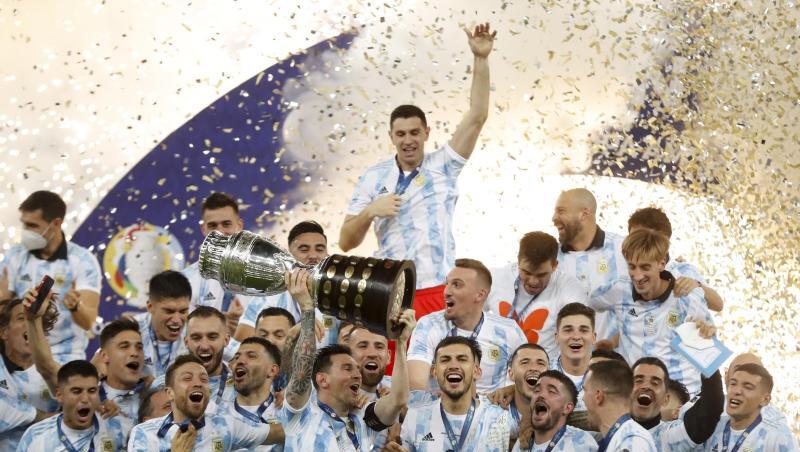 Argentiniens Spieler feiern mit der Trophäe nach dem 1:0-Sieg gegen Brasilien.
