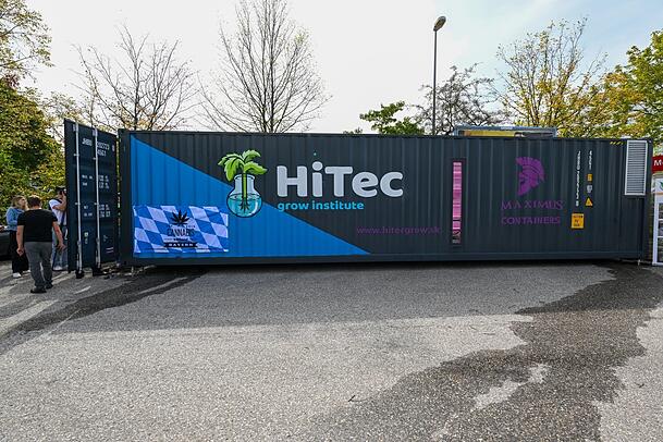 Auf alle Eventualitäten vorbereitet: Der Container, in dem Wenzel Cerveny Cannabis-Stecklinge zieht, kann mit dem Kran schnell verschwinden. Auf alle Eventualitäten vorbereitet: Der Container, in dem Wenzel Cerveny Cannabis-Stecklinge zieht, kann mit dem Kran schnell verschwinden.