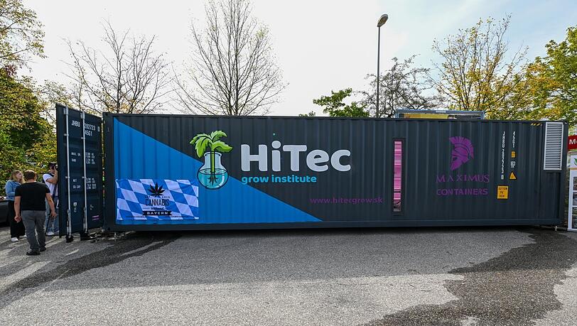 Auf alle Eventualitäten vorbereitet: Der Container, in dem Wenzel Cerveny Cannabis-Stecklinge zieht, kann mit dem Kran schnell verschwinden. Auf alle Eventualitäten vorbereitet: Der Container, in dem Wenzel Cerveny Cannabis-Stecklinge zieht, kann mit dem Kran schnell verschwinden.