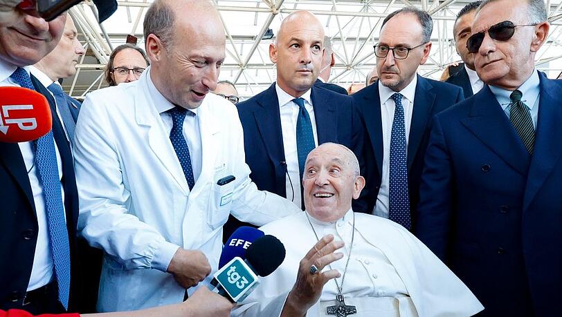 Papst Franziskus zusammen mit Sergio Alfieri im Juni 2023.