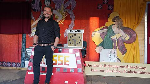 Auf der Wiesn trägt er existenzialistisch schwarz: Marek Wiechers beim Schichtl.