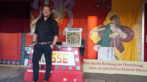 Auf der Wiesn tr&auml;gt er existenzialistisch schwarz: Marek Wiechers beim Schichtl.