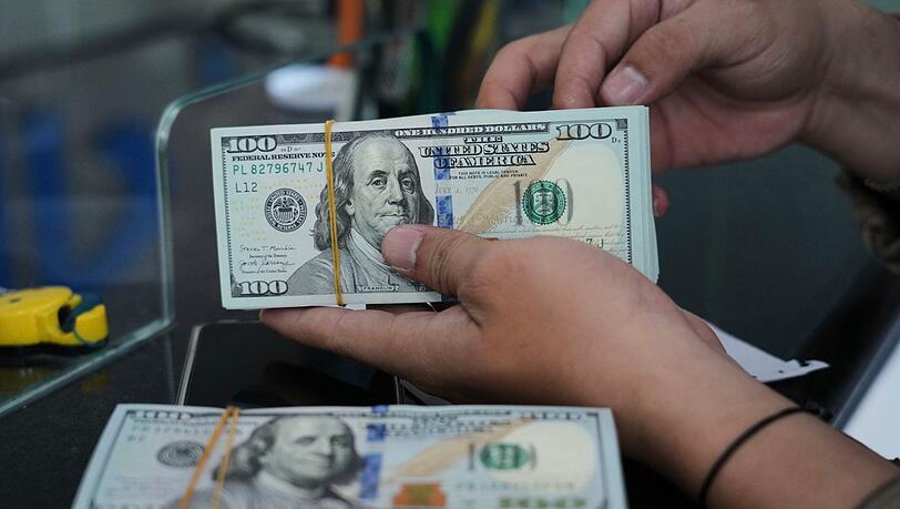 Jugendliche haben in der russischen Hauptstadt Moskau eine Damenhandtasche mit 88.000 Dollar Bargeld gefunden. (Symbolbild)