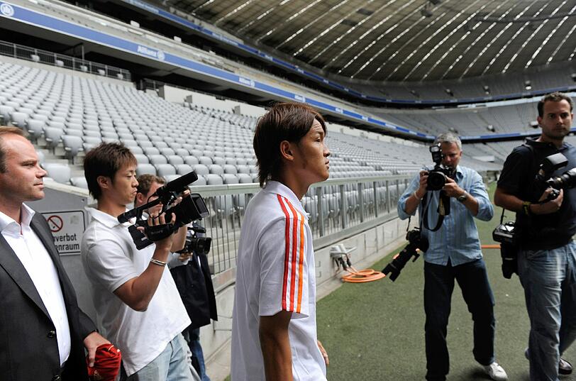 Usami wird offiziell in der Allianz Arena vorgestellt. Die Bilder