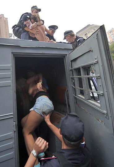 Sie sind wieder auf der Straße - die Nackt-Aktivistinnen der ukrainischen Frauenrechtsbewegung FEMEN. Hier protestierten sie publikumswirksam auf dem Dach eines Polizei-Fahrzeuges gegen die Inhaftierung von Ex-Regierungschefin Julia Timoschenko.