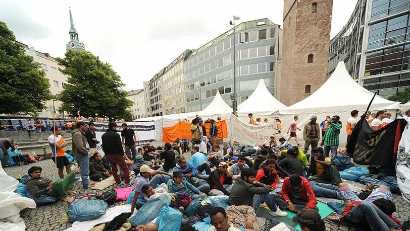 Mitten auf dem Rindermarkt: 50 Asylbewerber sind in den Huingerstreik getreten. Mitten auf dem Rindermarkt: 50 Asylbewerber sind in den Huingerstreik getreten.