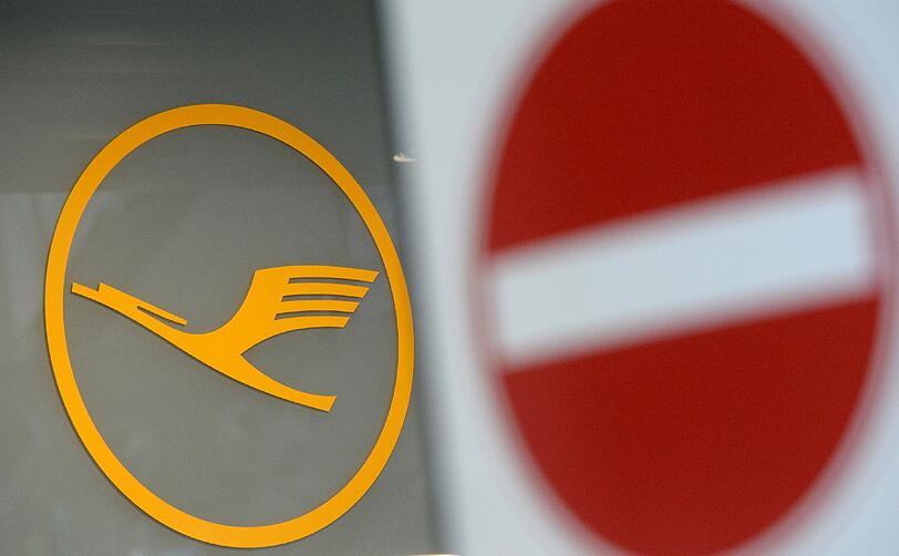 Lange Warteschlangen an den Schaltern, endloses Warten in den Terminals und fast jeder zweite Flug der Lufthansa fällt streikbedingt aus. Die Bilder vom Flughafen.