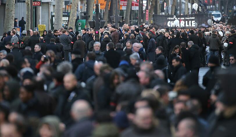 Solidaritätsmarsch gegen Terror in Paris: Bis zu einer Million Menschen wurden erwartet. Merkel und Hollande trauern Arm in Arm. Die Bilder...