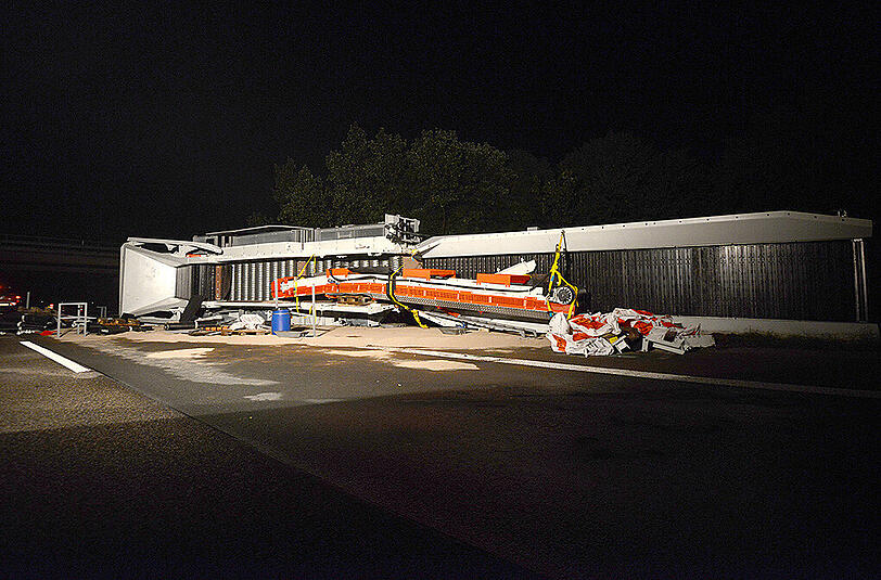 Ein 80-Tonnen-Kran auf der A3 am Kreuz Breitscheid in Nordrhein-Westfalen.