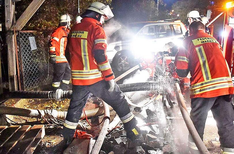 Eine halbe Million Euro: So hoch schätzt die Polizei den Sachschaden nach dem schweren Stallbrand in Au in der Hallertau. Die Bilder vom Feuerwehreinsatz.