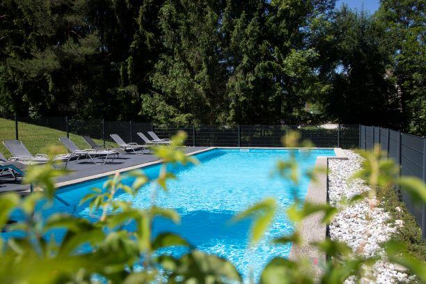 Das Herzstück: der Naturgarten mit vielen alten Bäumen als Schattenspender, einem großen Pool und den Mühlbach als &bdquo;Kühlschrank&ldquo;