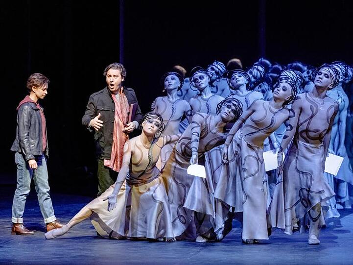 Die Sänger Marie-Sophie Pollak als "L'Amour" und Dmitry Korchak als "Orphée" mit Tänzern des Ballettensembles in "Orphée et Eurydice".