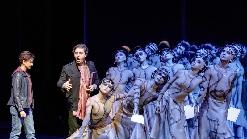 Die Sänger Marie-Sophie Pollak als "L'Amour" und Dmitry Korchak als "Orphée" mit Tänzern des Ballettensembles in "Orphée et Eurydice". Die Sänger Marie-Sophie Pollak als "L'Amour" und Dmitry Korchak als "Orphée" mit Tänzern des Ballettensembles in "Orphée et Eurydice".