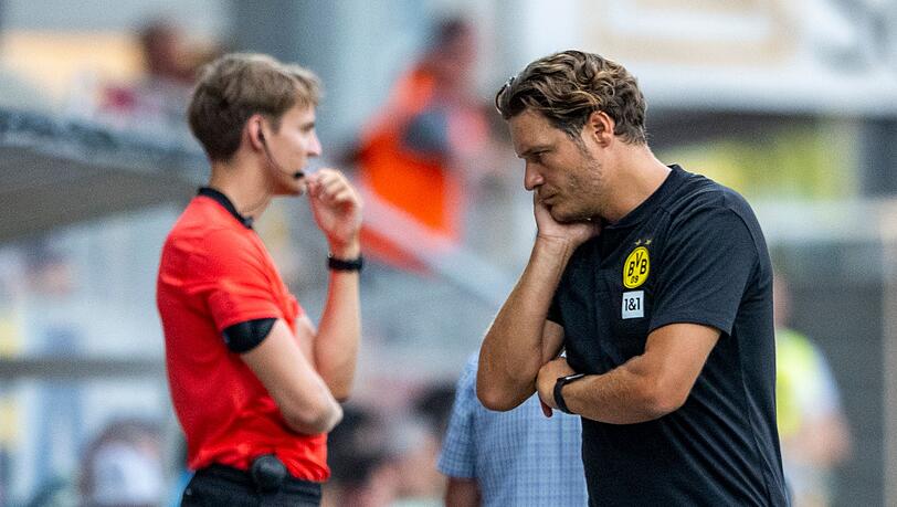 Edin Terzic (r) steht am Spielfeldrand.