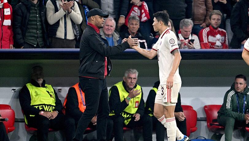 Bayern-Trainer Vincent Kompany (l.) über sein Verteidiger Min-jae Kim.