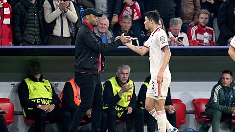 Bayern-Trainer Vincent Kompany (l.) über sein Verteidiger Min-jae Kim.